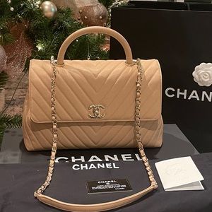 Chanel handle medium beige caviar chevron